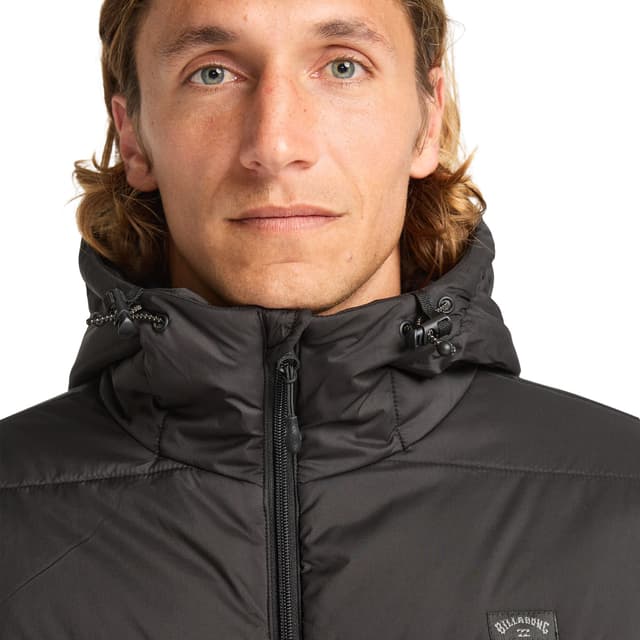 Detalle de Billabong Journey Chaqueta de hombre con capucha ligera y acolchada