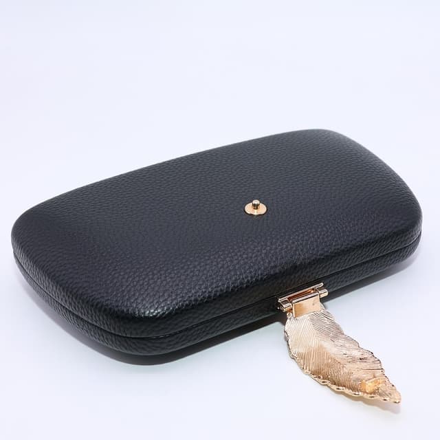 Detalle de Milisente suede clutch bag with metallic clasp closure and gold shoulder chain