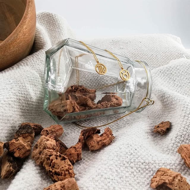 Detalle 2 de Morella collana da donna in acciaio inox color oro con ciondolo segno zodiacale, in sacchetto di velluto