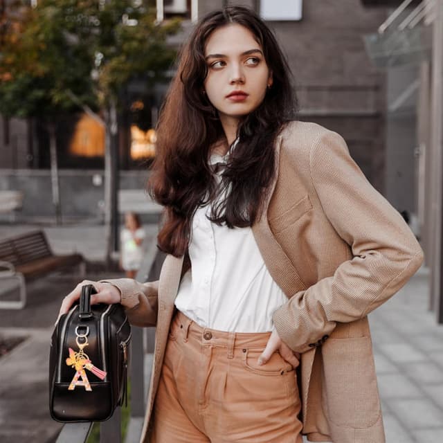 Detalle 2 de CHUQING Schlüsselanhänger 11,5 cm Buchstabe