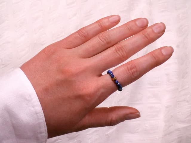 Detalle de BERGERLIN Echter Naturstein Perlen Ring mit Lapislazuli, vergoldeter Perle & EPI-Zertifikat – Unisex Anti-Stress Ring