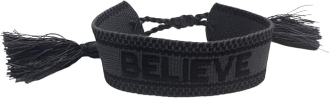 Detalle de Selfmade Jewelry Stoff-Armband schwarz mit „Love“-Detail – gewebtes Armband für Damen