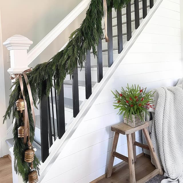 Detalle 2 de Arborus künstliche Weihnachtspflanze im Topf – rustikale Tischdeko mit Tannenzapfen, Beeren & Holzschale