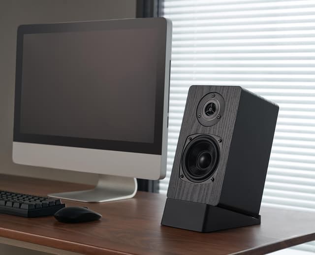 Detalle de myWall HS32-2L, supporto universale da tavolo per altoparlanti con smorzamento vibrazioni