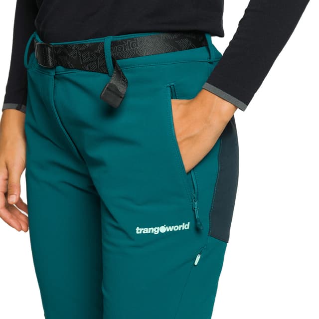 Detalle de Trangoworld Dunai Extreme pantalón largo técnico de mujer con repelencia al agua