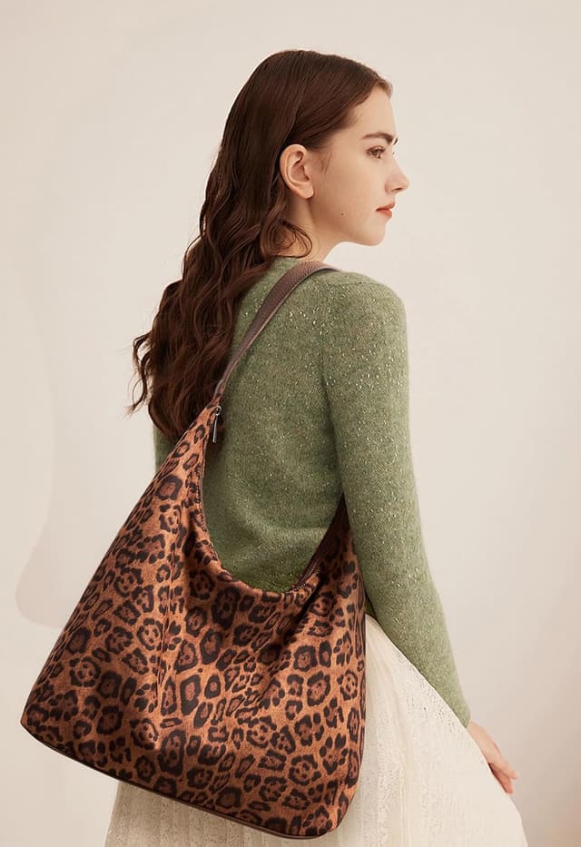 Detalle de KALIDI Vintage Vegan Leather Tote Bag for Women – Large capacity zip hobo work & weekender shoulder bag