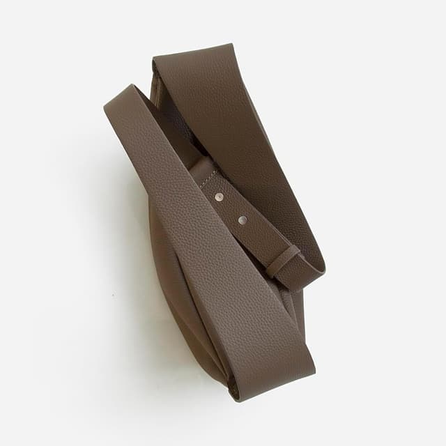 Detalle de DONNAIN genuine leather half-moon crossbody bag with adjustable strap