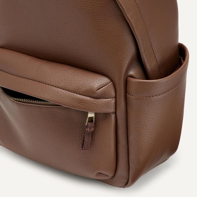 Detalle de Amazon Essentials Women’s Faux Leather Small Backpack Bag