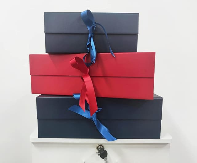 Detalle de Large Blue Gift Box 33x26x11cm with Magnetic Lids and Silk Ribbon – Present, Birthday & Holiday Packaging