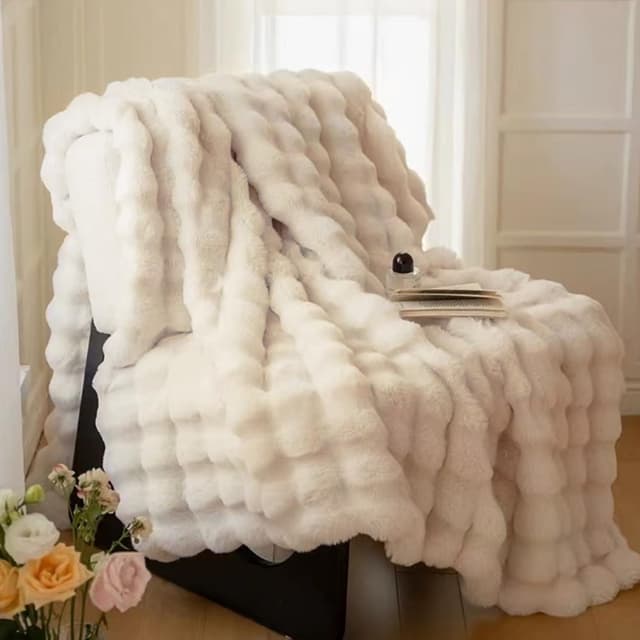 Detalle de DREAMLANDING Faux Rabbit Fur Luxury Plush Sherpa Throw Blanket (Cream, 130 x 150cm) – Reversible cosy cover for bed or sofa