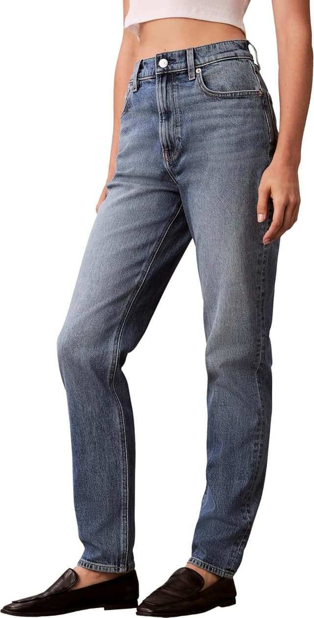 Detalle de Calvin Klein women’s jeans: a sustainably produced everyday staple