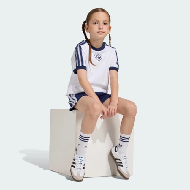 Detalle de Conjunto de camiseta y pantalón corto Adidas Disney (blanco)