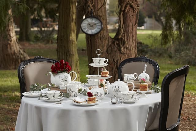 Thumbnail 3 de Victoria & Albert Taza de Viaje Alicia en el País de las Maravillas