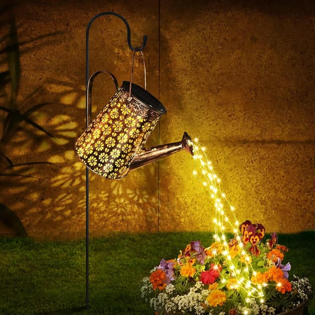 Detalle de MEDE solar watering can fairy lights (90 LEDs) – outdoor metal garden ornament with bracket and shepherd hook