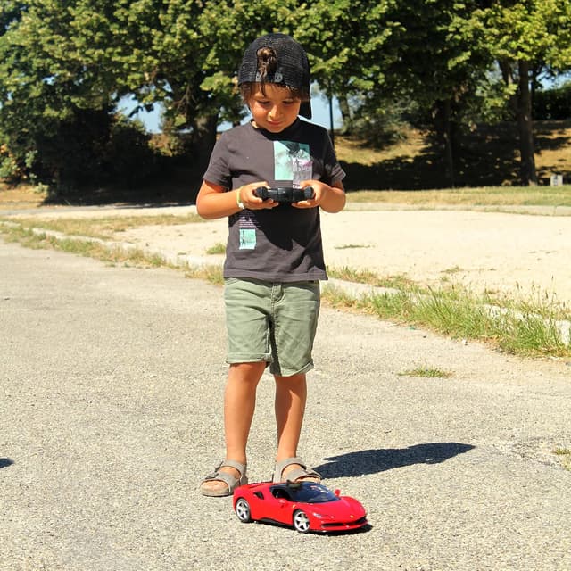 Detalle de TURBO CHALLENGE Ferrari SF90 Stradale RC Prestige 1/24 Rosso (telecomando 2,4 GHz)