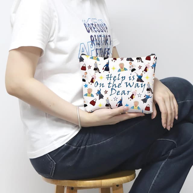 Detalle 2 de Mrs. Doubtfire Inspired Cosmetic Bag (Help is On The Way) – 33 x 22 cm