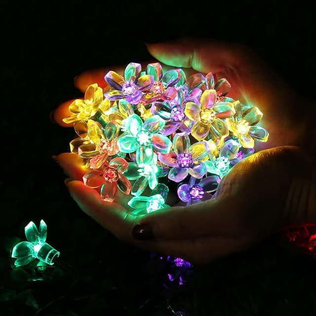 Detalle de Qedertek Solar-Lichterkette außen 7 m mit 50 bunten Blüten-LEDs (IP65, 8 Modi, 800 mAh)