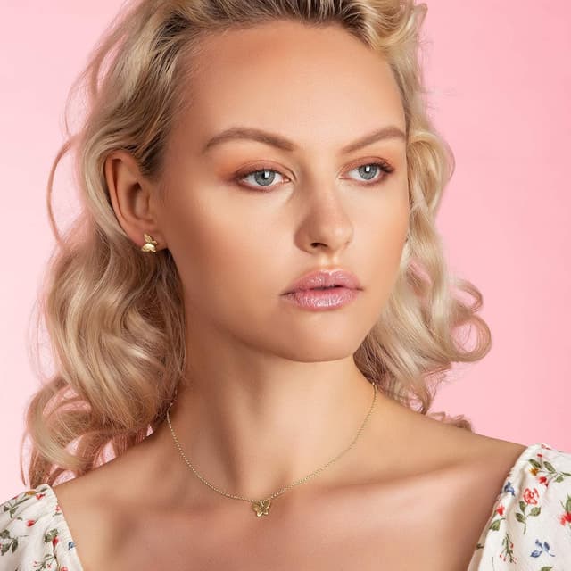 Detalle de Orecchini a lobo Namana con farfalla, finitura spazzolata e confezione regalo