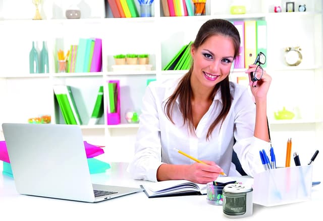 Detalle 2 de ARDA Temperamatite Elettrico in metallo con serbatoio e 2 fori (funzionamento a batterie AA)