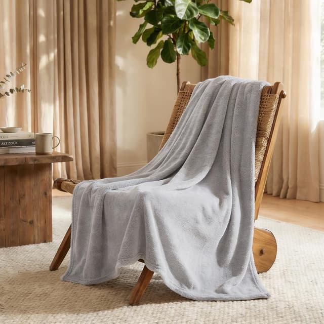 Detalle 2 de CozyLux Kuscheldecke Flauschig 2er Set (150x200 cm) in Hellgrau – warme, leichte Wohlfühldecken aus Flanell