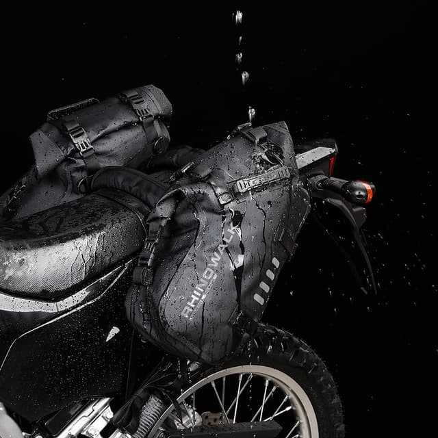 Detalle 2 de Rhinowalk Waterproof Motorcycle Saddle Bags 18L (9L x 2) – Anti-vibration side panniers, roll-up design