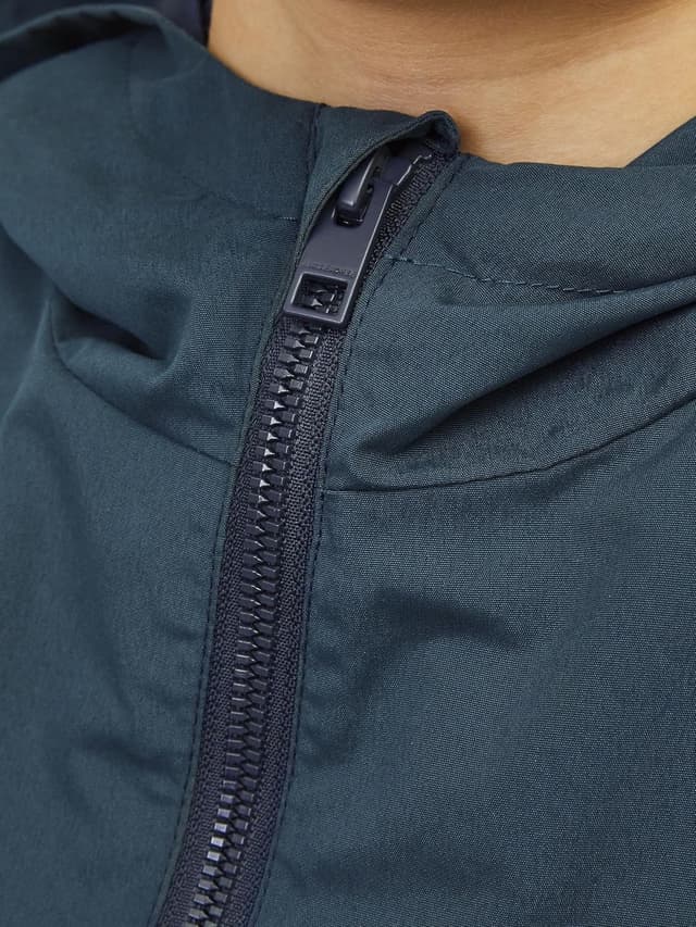 Detalle de JACK & JONES Boy Softshell Jacke Junior – leichte Softshell-Jacke für Bewegungsfreiheit