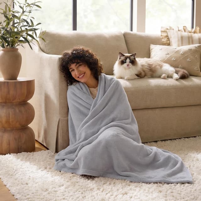 Detalle de CozyLux Kuscheldecke Flauschig 2er Set (150x200 cm) in Hellgrau – warme, leichte Wohlfühldecken aus Flanell