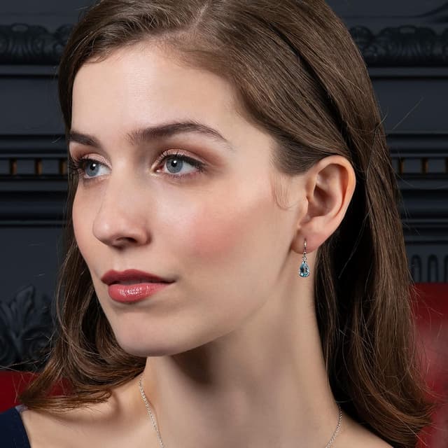 Detalle de Boucles d’oreilles pendantes Namana en argent 925 avec topaze bleue naturelle en forme de goutte