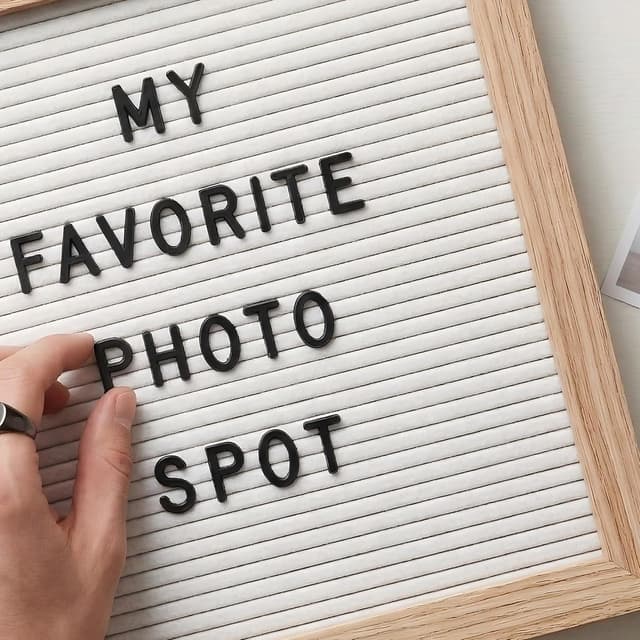 Detalle 2 de Changeable Felt Letter Board 25x25cm (White Felt) with 336 Letters, Symbols & Emojis