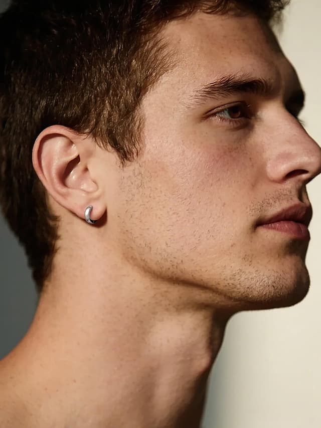 Detalle de Set U7 di 3 paia di orecchini a cerchio huggie in acciaio inossidabile (3 misure) color argento/oro/nero