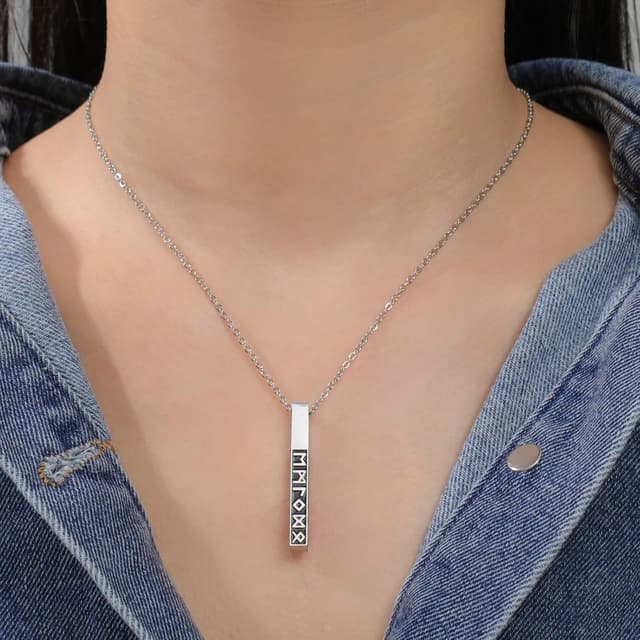 Detalle de Nordische Wikinger Runen Halskette mit 3D-Stab-Anhänger (Älterer Futhark, Edelstahl) – Talisman-Kette