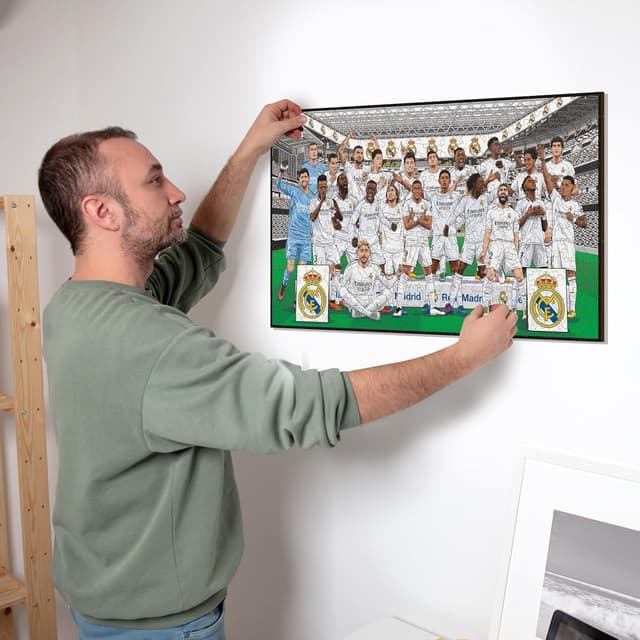 Detalle de Iconic Puzzles Real Madrid Squadra 24/25 – Puzzle di legno 100% sostenibile, licenza ufficiale, 500 pezzi, taglia L