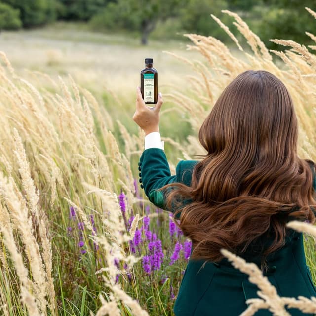 Detalle 2 de Gerovital Tratament Expert Intensive haarregenerierende Lotion mit Petroleum und Rizinusöl – 100 ml