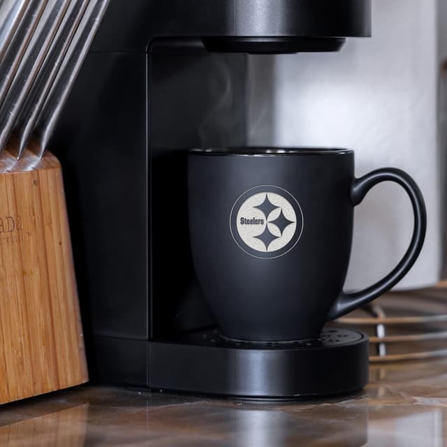 Detalle de Rico Industries NFL Football 15oz Matte Black Bistro Mug with Team Logo Etched