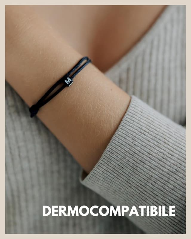 Detalle de GD GOOD.designs bracciale con lettera A-Z in corda intrecciata nera, regolabile