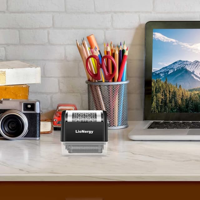 Thumbnail 5 de Identitätsschutz-Rollstempel LioNergy 1,5-Zoll-Roller Identitätsdiebstahl-Prävention Sicherheitsstempel mit 3 Nachfüllpackungen – Schwarz
Identitätsschutz-Rollstempel LioNergy 1,5-…