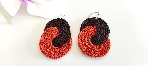 Detalle de Pendientes tejidos a ganchillo NORDESTINA “Ana” (naranja y marrón) con gancho de plata de ley 925