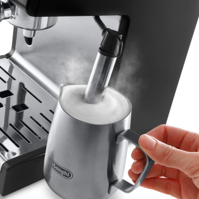 Detalle 2 de De'Longhi ECP33.21.BK Cafetera espresso con sistema Cappuccino