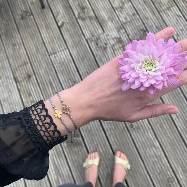 Detalle de Selfmade Jewelry Armband Damen Roségold „Pfote“ – größenverstellbares Makramee mit Geschenkverpackung