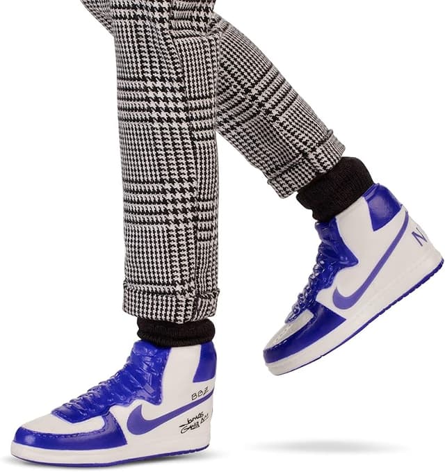 Detalle 2 de Barbie Signature Lebron James Muñeco Kenbassadors 🎮 HRM33