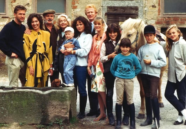 Detalle de WME Home Entertainment „Fest im Sattel: Der Mooshof“ Komplettbox mit 48 Episoden