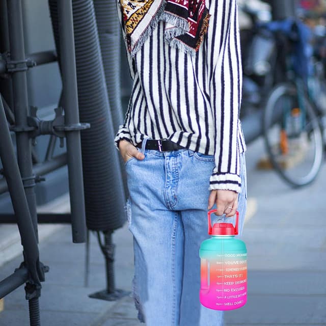 Detalle 2 de BuildLife 2.2L Motivational Water Bottle with Straw, Time Marker & BPA-Free (Green-Pink)