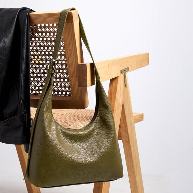 Detalle de KALIDI Vintage Vegan Leather Tote Bag with Adjustable Strap – Work, Daily & Crossbody Carry