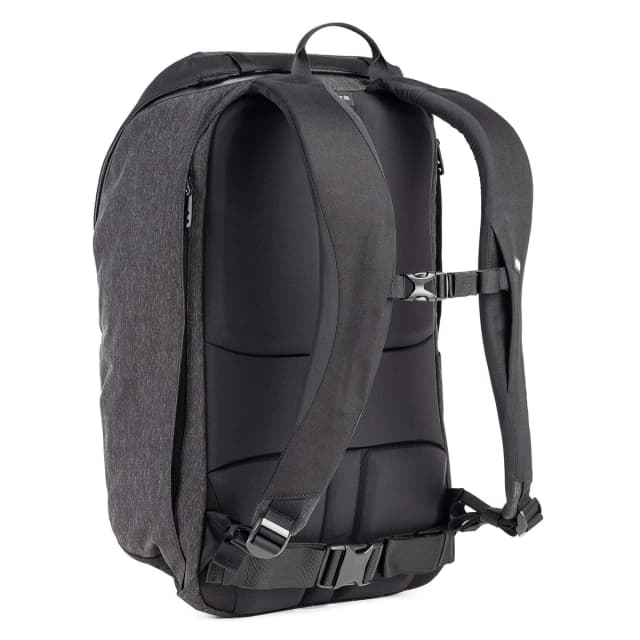 Detalle de Think Tank SpeedTop 30: mochila con acceso rápido y capacidad de 30 litros