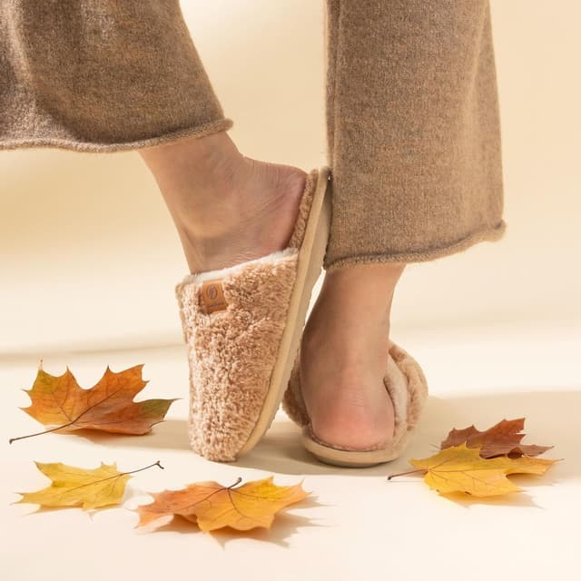 Detalle de EverFoams Cosy Alpine shearling slippers memory foam