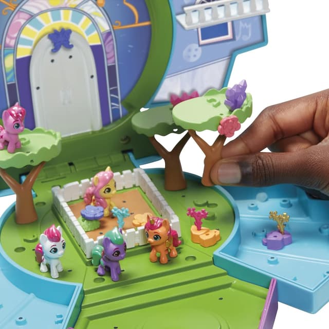 Detalle de My Little Pony Magia del Minimondo – Compact Creation Maretime Bay con Sunny Starscout (playset portatile)