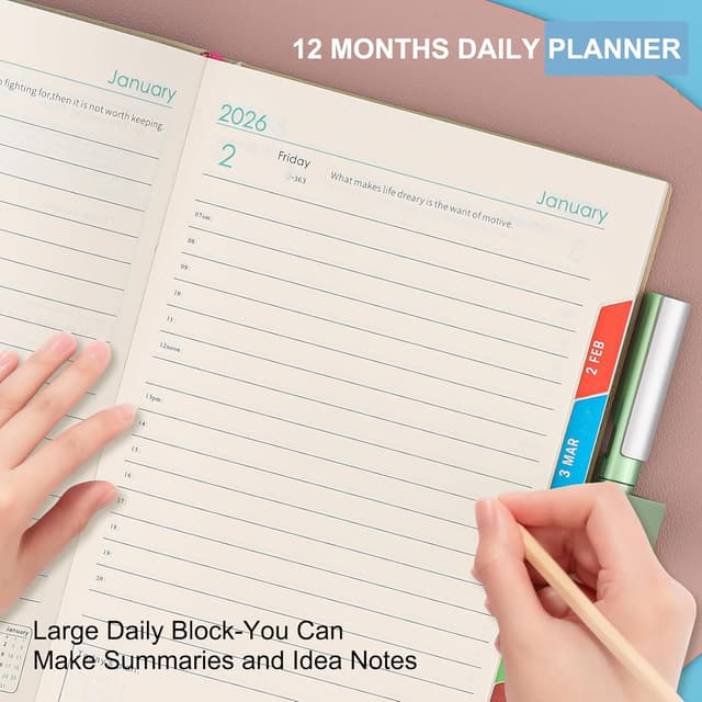 Detalle de Agenda 2026 A5 une page par jour (janvier à décembre) avec stylo tactile et onglets mensuels colorés