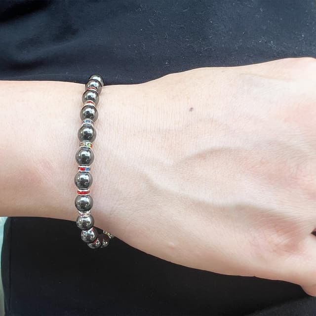 Detalle 2 de Apocalyptic-K Magnetarmband mit Hämatit-Magnetperlen und Strasssteinen (6/8 mm) – für Damen & Herren