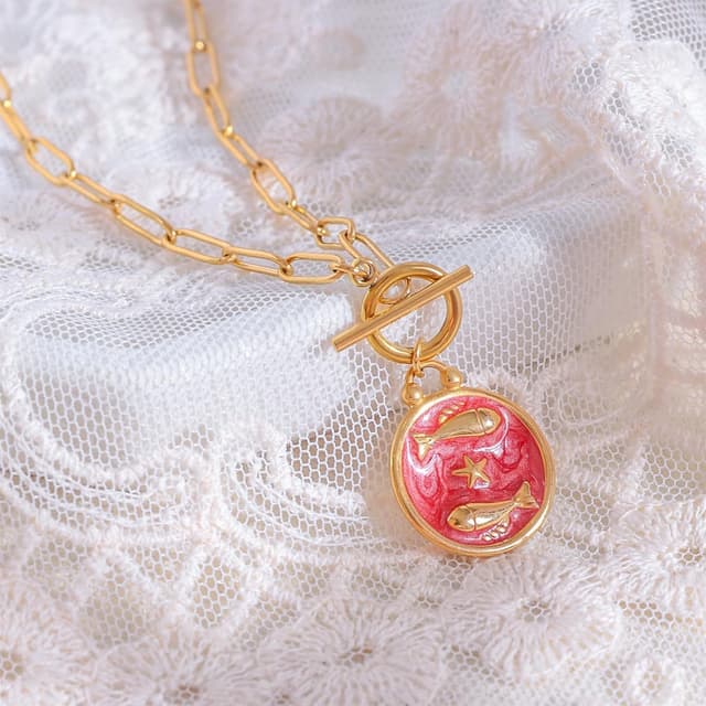 Detalle de TaYolnFaSo Halskette mit Knebelanhänger für Damen, 18K vergoldete rote Emaille – Motiv Fische (12 Sternbilder)