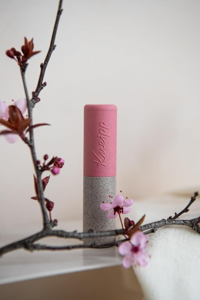 Detalle 2 de Kneipp Rosewood – Cura labbra colorata con burro di karité biologico e vitamina E